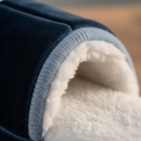 Detalhe do forro sherpa e da gola de tricô da pantufa RECANTO azul-marinho