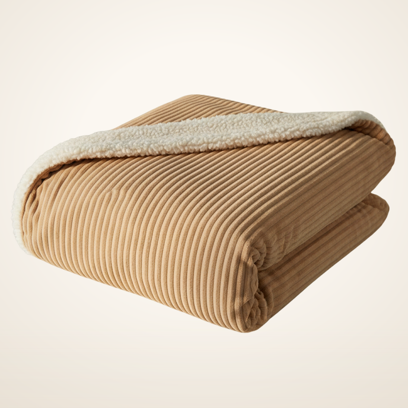 ABRAÇO — manta sherpa dupla face camel Calmya, fundo off-white