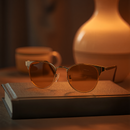 ÂMBAR — Óculos de ritual noturno com lentes âmbar sobre livro