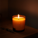 LUMIAR — Vela aromática acesa em pote de vidro âmbar