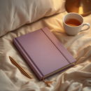 PAUSA — Diário de capa lavanda com caneta dourada e chá na cama
