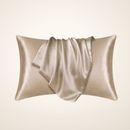 PLUMA — fronha de cetim champanhe Calmya, fundo off-white premium