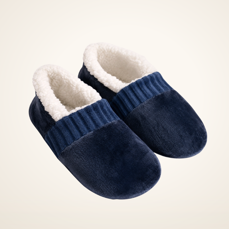 Pantufas de quarto RECANTO azul-marinho com forro sherpa branco, em fundo off-white Calmya